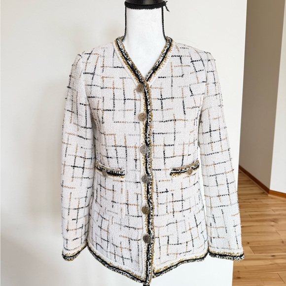 CHANEL White and Black Tweed Blazer 2017 - Picture 7 of 15